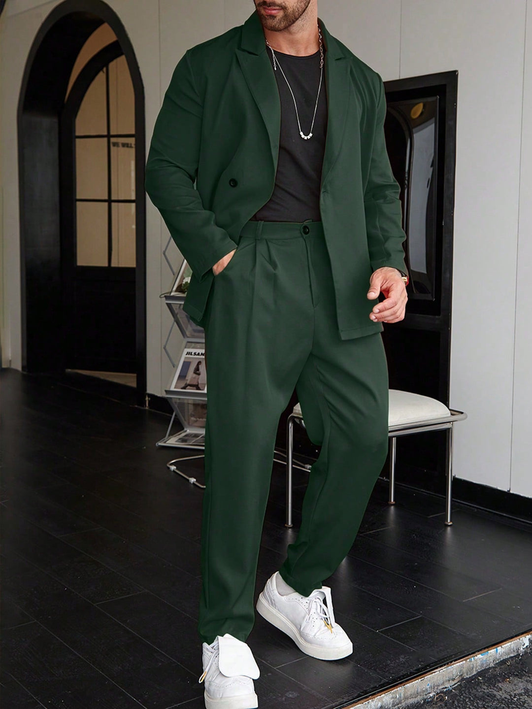 Moderner brauner Herren Hochzeitsanzug im Slim Fit Schnitt, stilvoll für den Bräutigam oder Gäste.