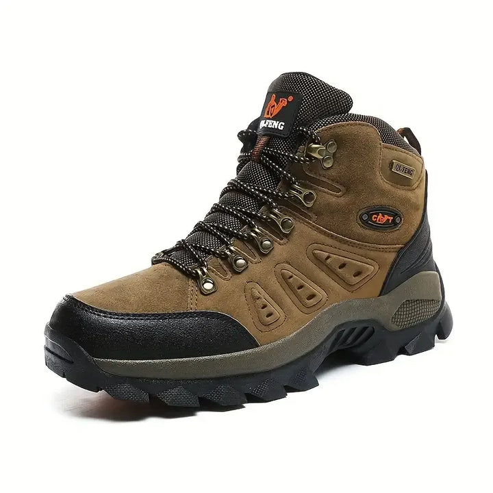 Comer Wanderschuhe im Gelände: Die idealen Bergschuhe für felsige Pfade und anspruchsvolle Trekking-Routen, bieten sicheren Halt.