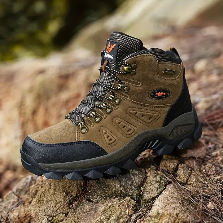 Nahaufnahme Material Comer Schuhe: Robustes, wasserabweisendes Obermaterial dieser Bergschuhe schützt vor Nässe und Schmutz.