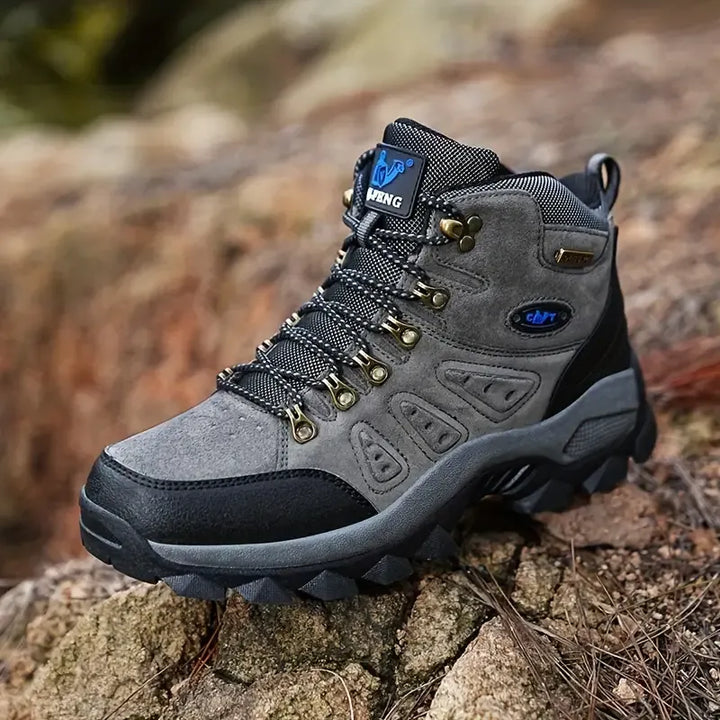 Person trägt Comer Wanderschuhe: Komfortable & wetterfeste Unisex Trekking-Schuhe in Aktion, perfekt für anspruchsvolle Wanderungen.