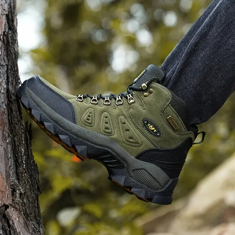 Vorderansicht Comer Bergschuhe: Strapazierfähige Unisex Sportschuhe mit Zehenschutz & Schnürung für sicheren Halt im Gelände.