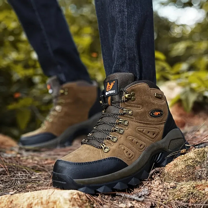 Comer Trekking-Schuhe Rückseite: Stabile Fersenstütze und atmungsaktives Material für langanhaltenden Komfort bei Outdoor-Touren.