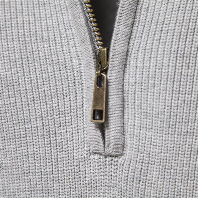 Eleganter Herrenpullover mit Halbreißverschluss, Stehkragen. Vielseitige Herrenmode für Büro oder casual.