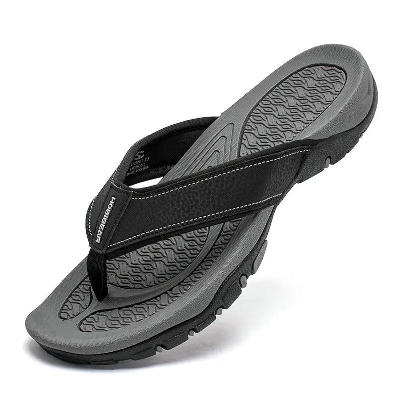 Die Fynn Herrensandale, entworfen für Komfort & Stil. Perfekt für den Sommer, Strand und Freizeitaktivitäten.