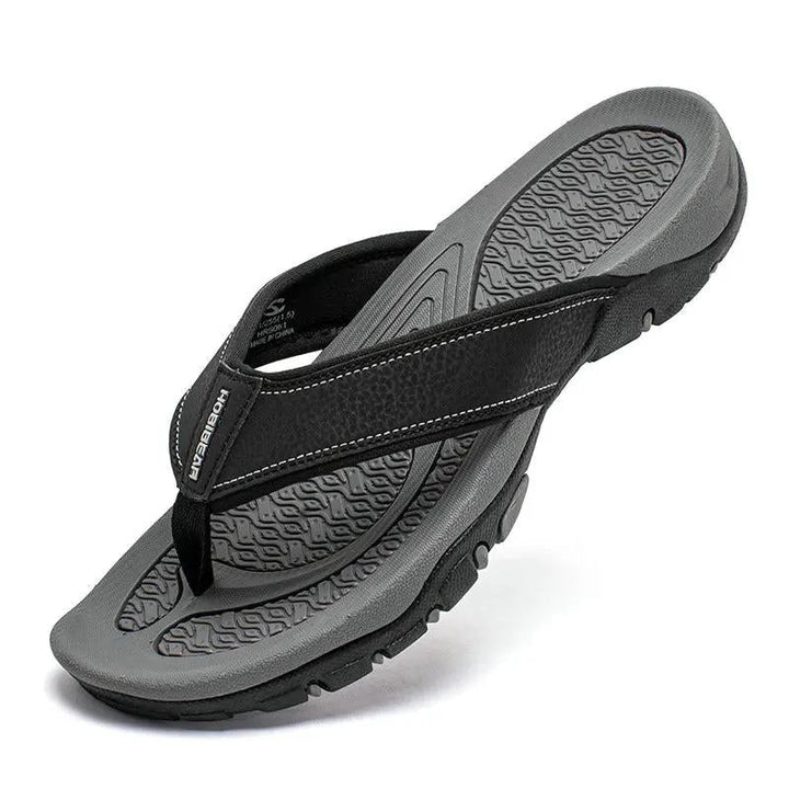 Die Fynn Herrensandale, entworfen für Komfort & Stil. Perfekt für den Sommer, Strand und Freizeitaktivitäten.