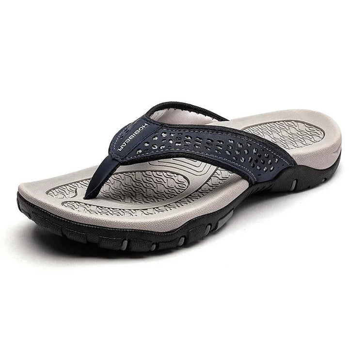 Ergonomisches Fußbett der Herrensandale Fynn für maximale Unterstützung & Dämpfung; ideal für lange Sommertage.