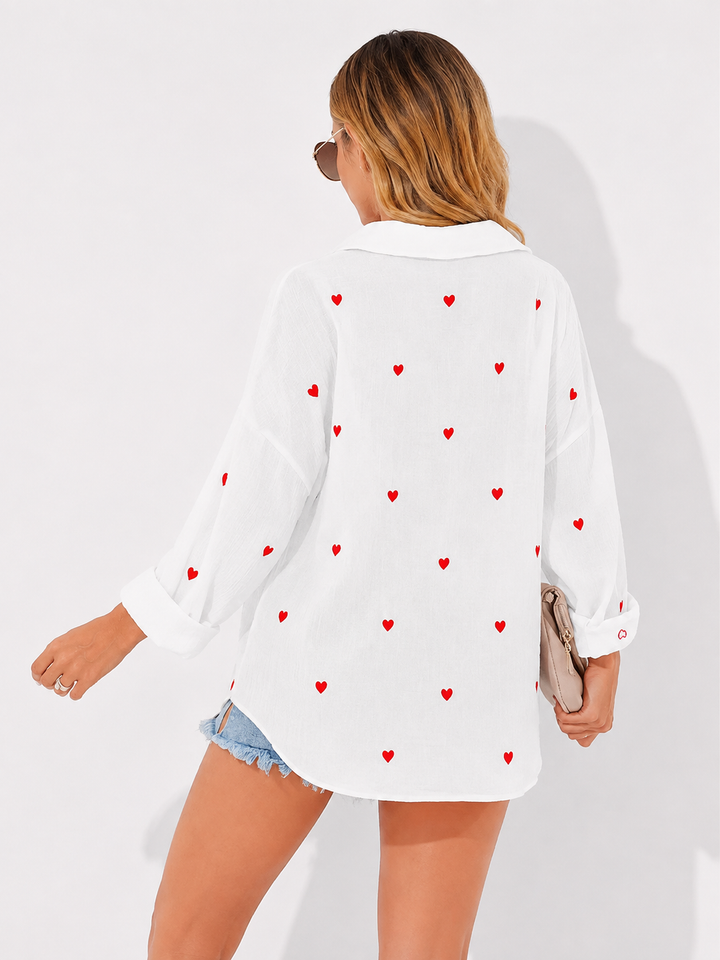 Weiße Damenbluse mit eleganter Herz-Stickerei, locker geschnitten. Vielseitiges Oberteil für Frühling/Sommer.