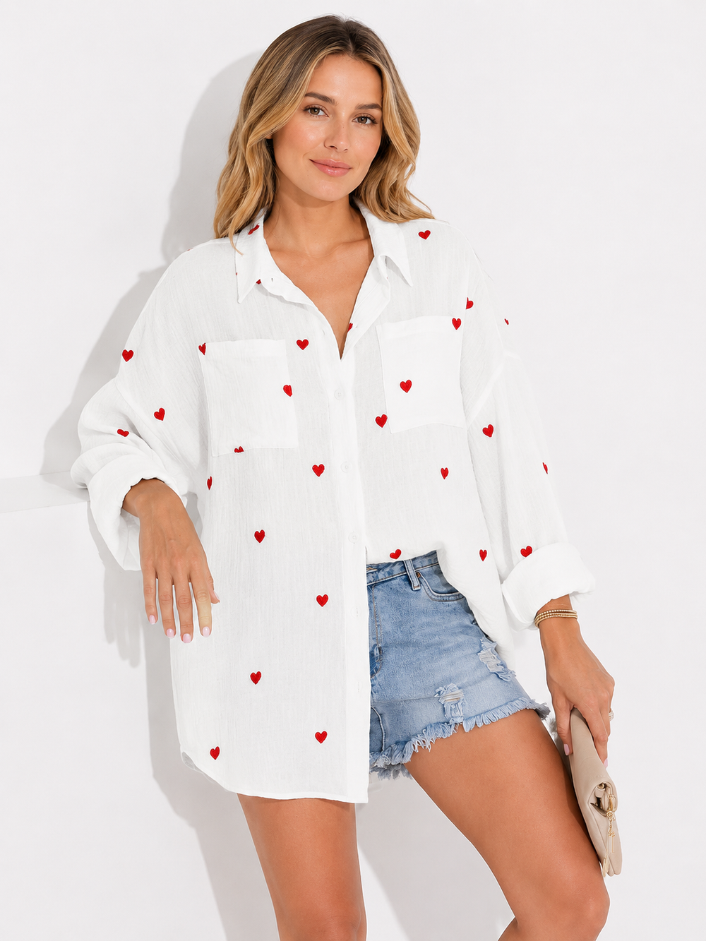 Elegante weiße Damen-Freizeitbluse mit feiner Herzstickerei. Perfekt für Frühling und Sommer.