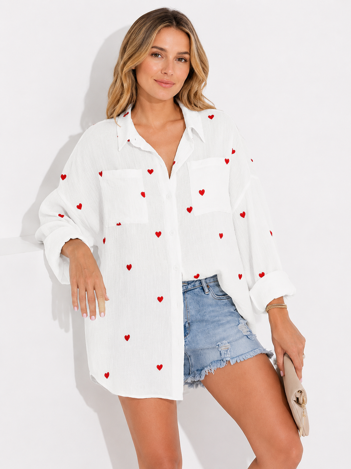 Elegante weiße Damen-Freizeitbluse mit feiner Herzstickerei. Perfekt für Frühling und Sommer.