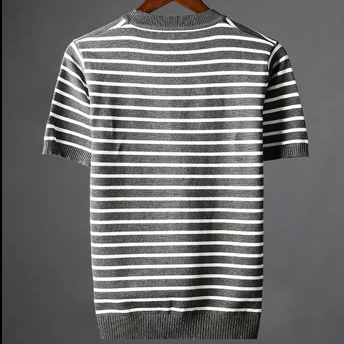 Modernes, gestreiftes Herren Kurzarm T-Shirt. Lockerer, bequemer Schnitt für entspannte Sommermode.