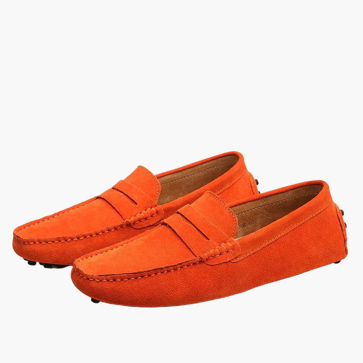 Modische Herren Slipper als Freizeitschuhe, ideal für entspannte Tage und stilvolle Outfits.