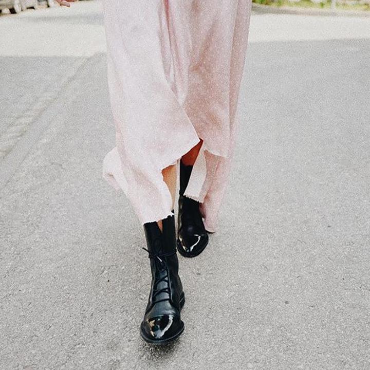 Elegante braune orthopädische Schnürstiefel für Damen, klassisch und komfortabel für den Herbst.