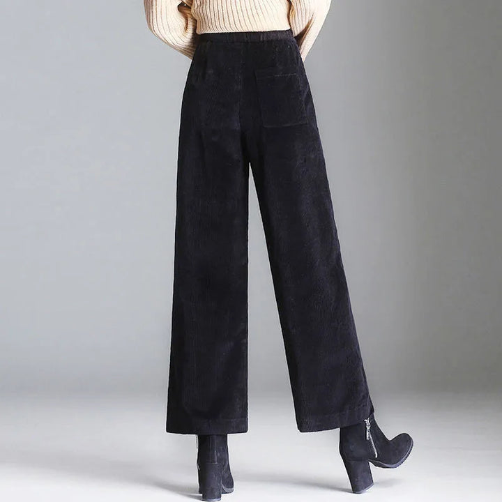 Klassische schwarze Damen Cordhose im Schlaghosen-Stil. Retro-Flair für moderne Freizeit-Outfits.