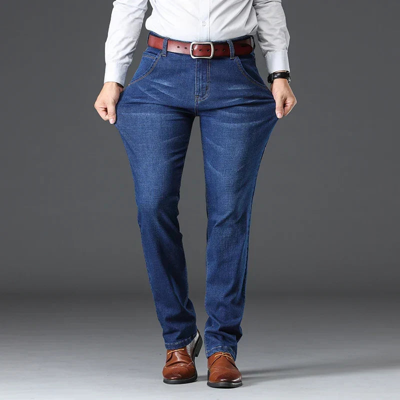 Schwarze Herren Stretch-Jeans in klassischer Passform, vielseitige Männerhose aus Denim.