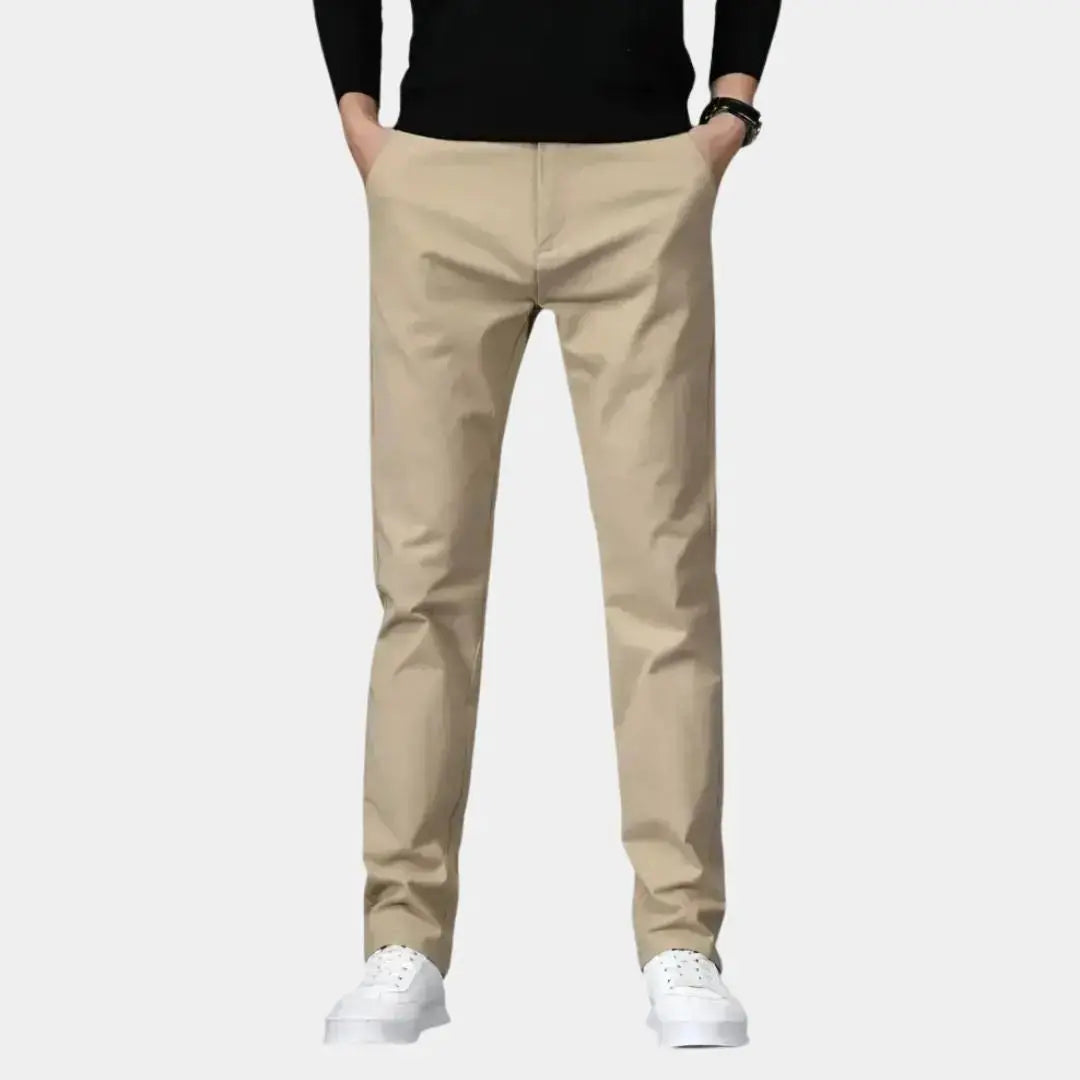 Elegante Herrenhose gerade geschnitten, klassisch und minimalistisch, ideal für Business & Freizeit.