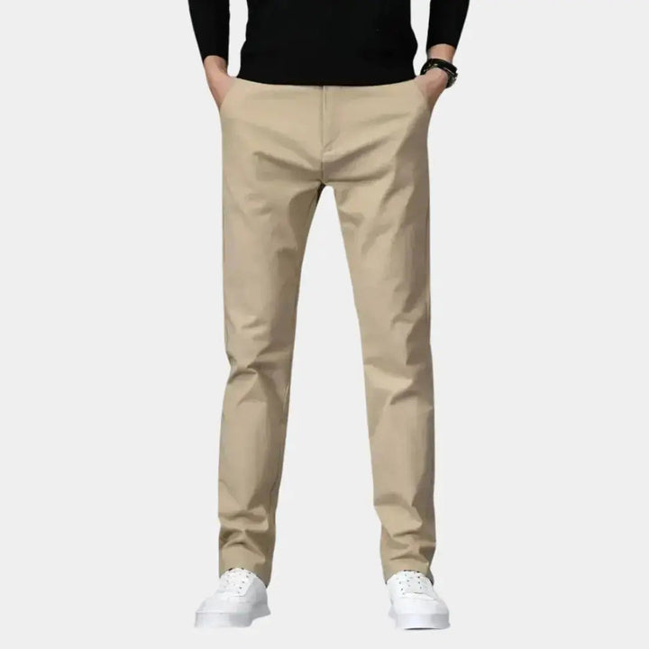 Elegante Herrenhose gerade geschnitten, klassisch und minimalistisch, ideal für Business & Freizeit.