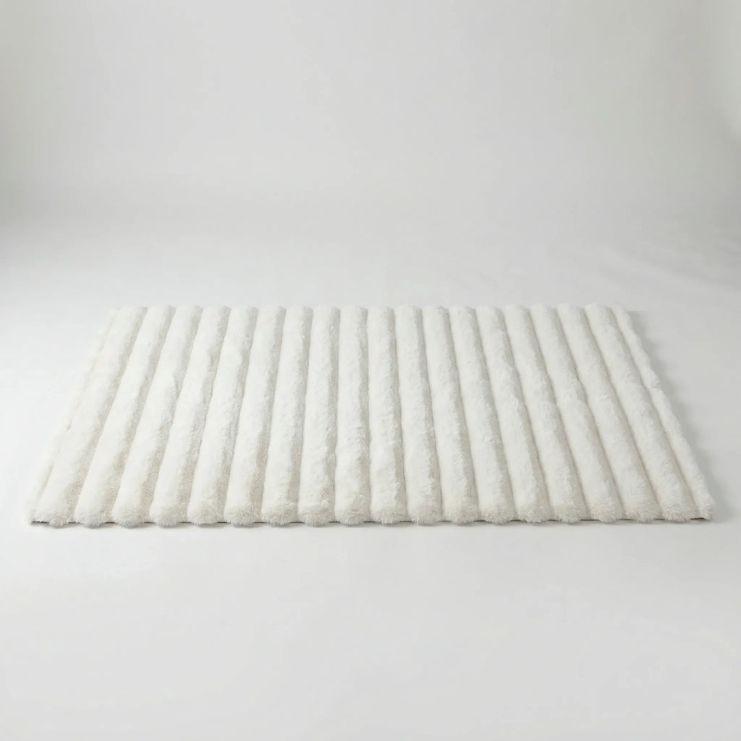 Nahaufnahme des weichen Hochflor-Teppichs mit modernem Strukturmuster, ideal für Schlafzimmer & Wohnbereich.