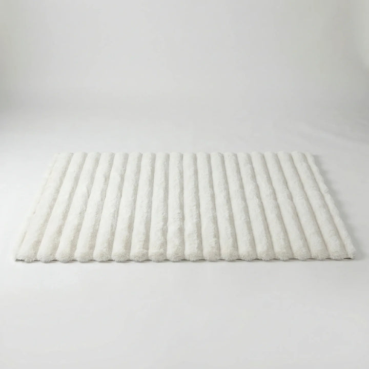 Nahaufnahme des weichen Hochflor-Teppichs mit modernem Strukturmuster, ideal für Schlafzimmer & Wohnbereich.