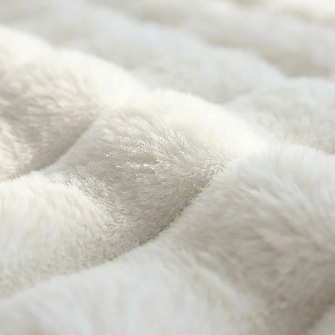 Dekorativer Hochflor-Teppich mit Strukturmuster im modernen Wohnzimmer, schafft warme & gemütliche Atmosphäre.