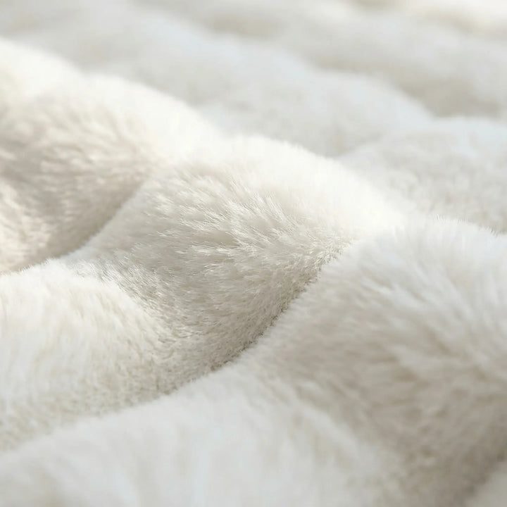 Dekorativer Hochflor-Teppich mit Strukturmuster im modernen Wohnzimmer, schafft warme & gemütliche Atmosphäre.