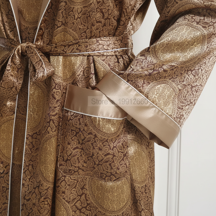 Stilvoller Herren Bademantel aus hochwertigem Satin mit elegantem Muster, perfekt als Loungewear.