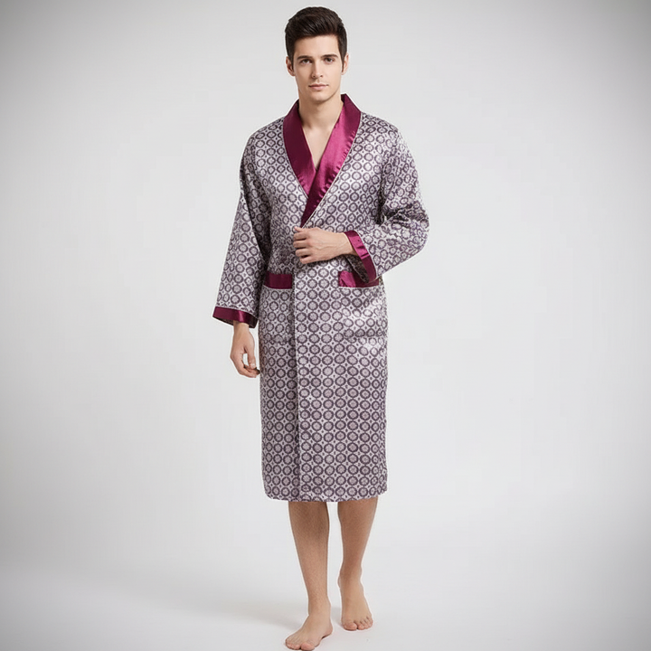 Gemusterter Herren Morgenmantel aus weichem Satin, ideal als Bademantel und stilvolle Loungewear.