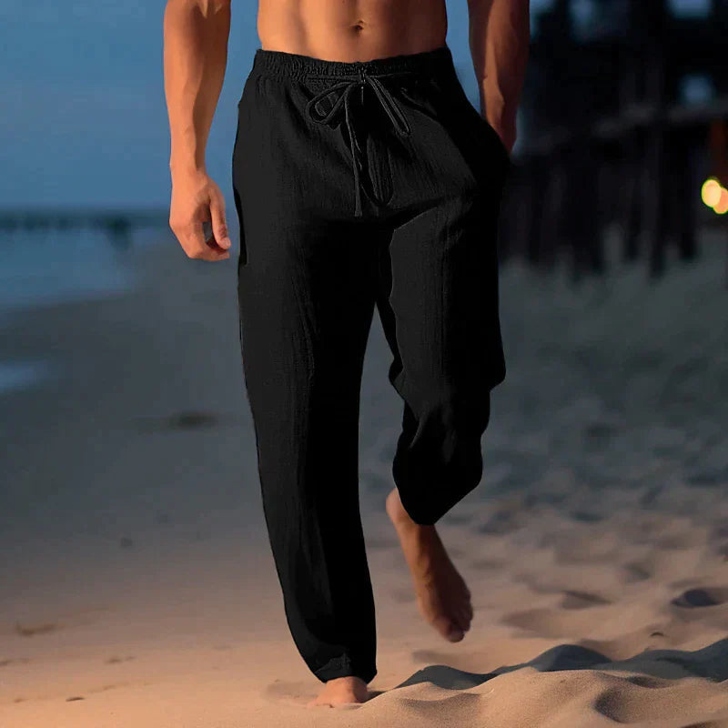 Lässige Herren Sommerhose in Weiß. Super bequeme, atmungsaktive Freizeithose, ideal für entspannte Tage und sommerliche Outfits.