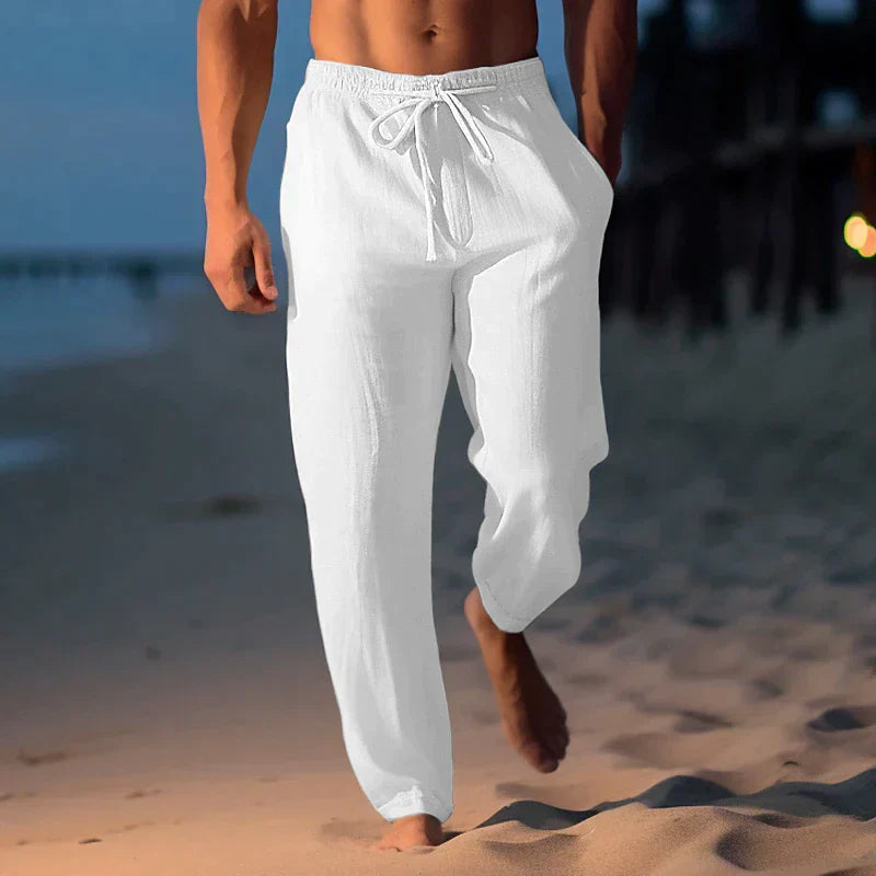 Atmungsaktive Herren Jogger-Hose in Schwarz. Bequeme, leichte Sommerhose, perfekt für warme Tage und entspannte Freizeit-Outfits.