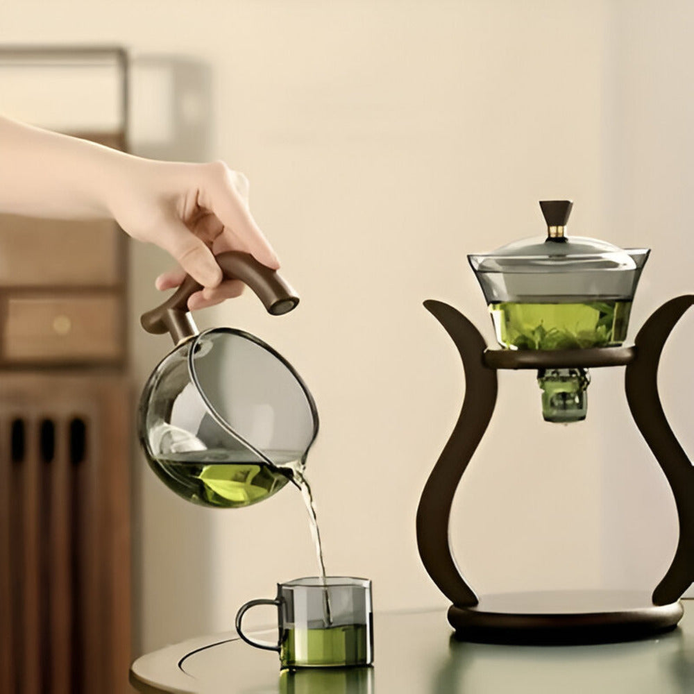 Elegantes Design der Teekanne mit integriertem Teesieb für mühelosen Teegenuss und stilvolle Küche.