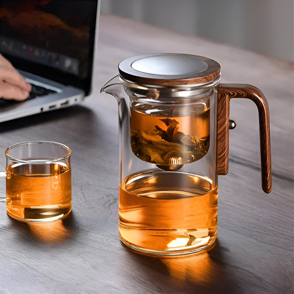 Stilvolle Teekanne aus hitzebeständigem Glas mit feinem Sieb, ideal für losen Tee. Praktisches Küchenzubehör.