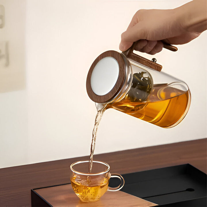 Transparente Teekanne mit herausnehmbarem Edelstahlsieb für losen Tee. Hitzebeständig und pflegeleicht.
