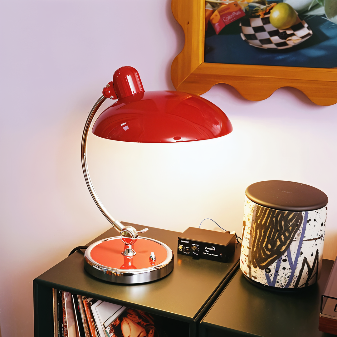 Industrielle Vintage Metall-Tischlampe, verstellbar, für gezielte und stimmungsvolle Beleuchtung.
