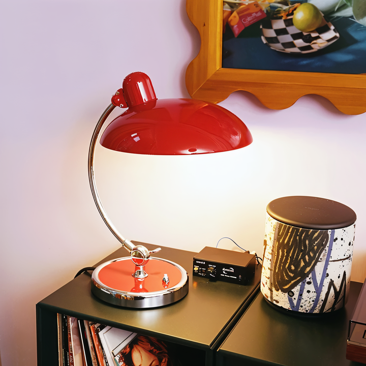 Industrielle Vintage Metall-Tischlampe, verstellbar, für gezielte und stimmungsvolle Beleuchtung.