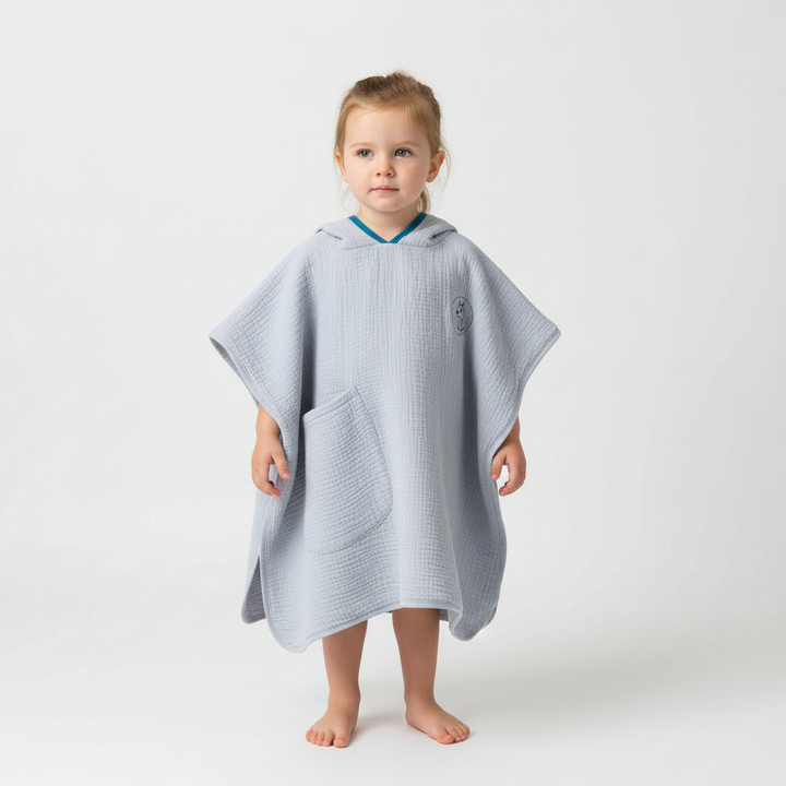 Kuscheliger & saugstarker Kinder Kapuzenponcho aus feinem Musselin, das perfekte Babyhandtuch & Badetuch für Kids.