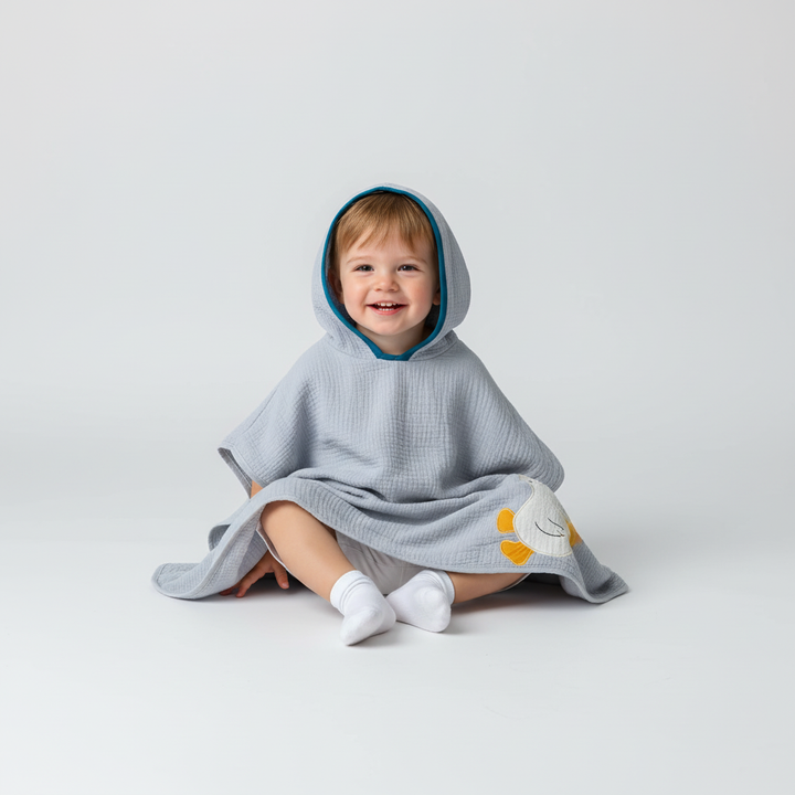 Flauschiger Musselin Kinder Badeponcho mit Kapuze, extrem saugstark & schnelltrocknend, für empfindliche Kinderhaut.