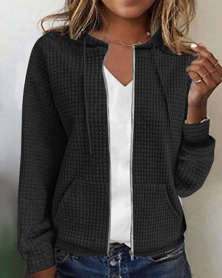 Vielseitige Damen Übergangsjacke Wynona für Frühling, Sommer & Herbst, mit Reißverschluss, Kapuze und praktischen Taschen.
