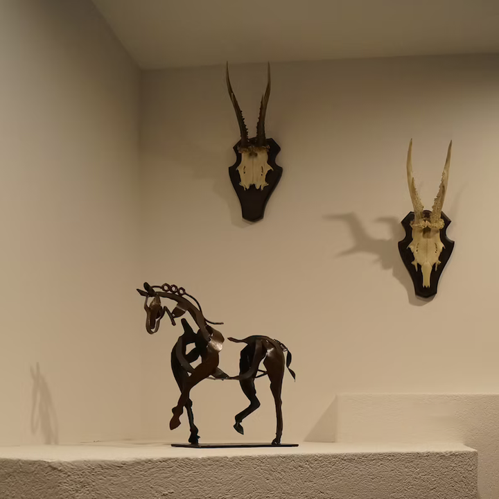 Elegante Pferdefigur aus Metall, handgemachte Skulptur als Blickfang für modernes Wohnzimmer oder Büro. Perfektes Geschenk.