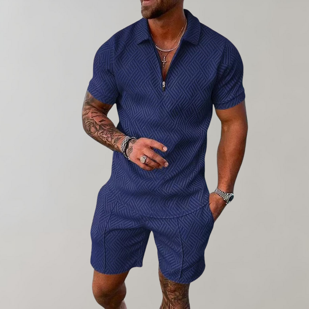 Modisches Herren Sommer-Outfit: Sportliches Polo-Shirt und kurze Shorts für einen aktiven Urlaub.