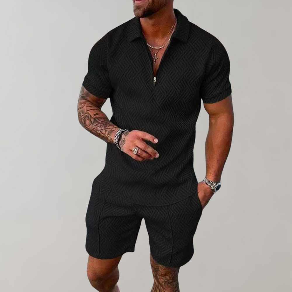 Casual Herren Sommer-Outfit mit modernem Polo-Shirt und passenden Shorts. Perfekt für den Strandurlaub.