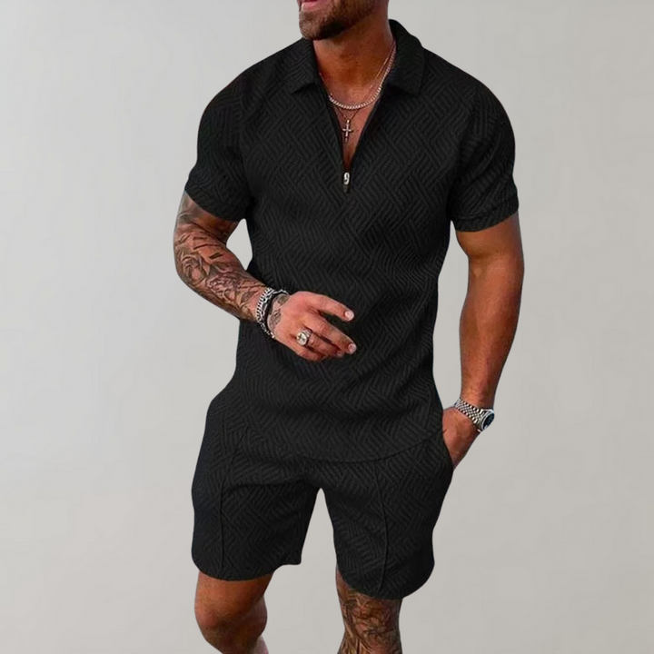 Casual Herren Sommer-Outfit mit modernem Polo-Shirt und passenden Shorts. Perfekt für den Strandurlaub.