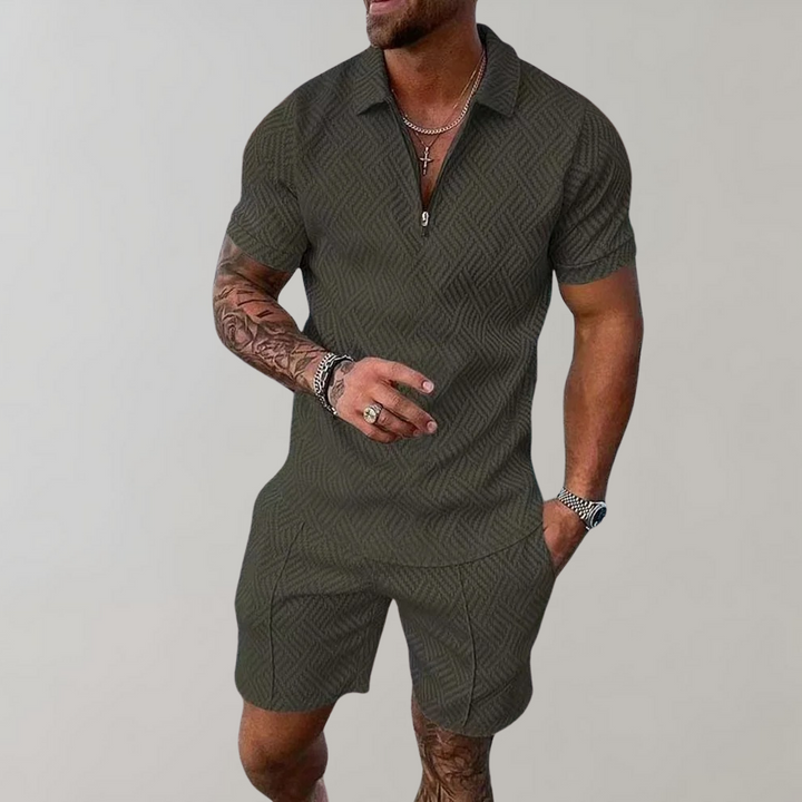 Bequemer Herren Zweiteiler: Kurzarm Polo-Shirt & Shorts. Ideal für warme Sommertage und Freizeit.