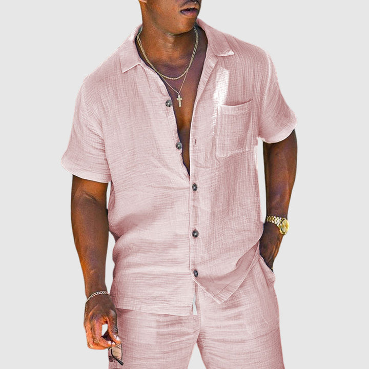 Bequemes Herren Kurzarm Hemd und Shorts im Set. Lockere Passform, ideal für lässige Freizeitlooks und warme Sommertage.