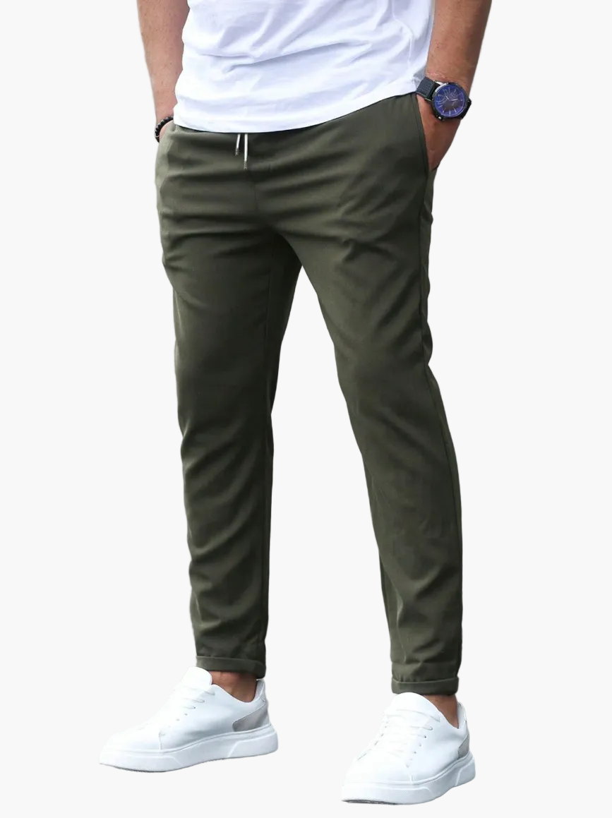Detailansicht der Herren Slim-Fit Freizeithose mit elastischem Kordelzug für optimalen Komfort & Passform.