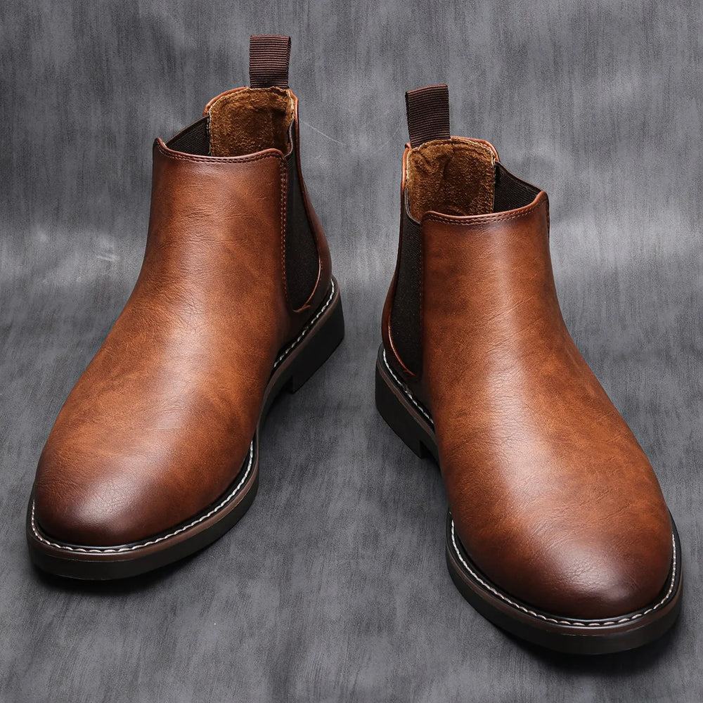 Nahaufnahme der stilvollen Adrian Herren Chelsea Boots aus hochwertigem Leder mit seitlichem Gummieinsatz.