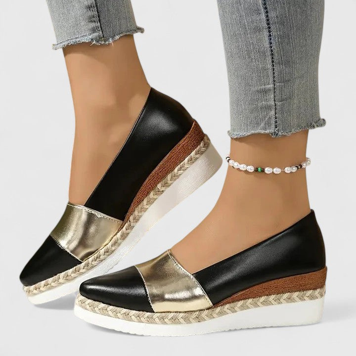 Praktische Damenschuhe: Komfortable Slip-on Slipper, die durch ihre Polsterung ganztägigen Halt bieten.