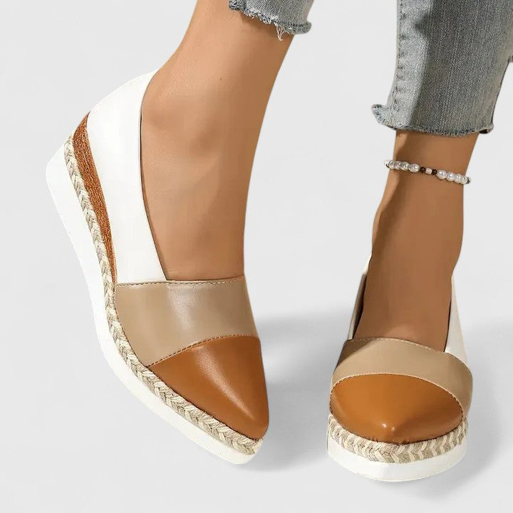 Stylische Damen Komfortschuhe: Slip-on Slipper getragen, zeigen Eleganz und Bequemlichkeit im Alltag.
