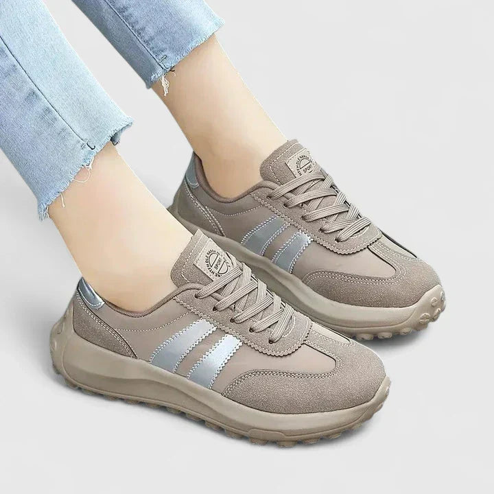Modische, graue Damen Sneaker Aria. Stilvolle, ergonomische Alltagsschuhe für Damen bieten optimalen Komfort.