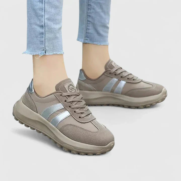 Stilvolle graue Damen Sneaker Aria. Modische und bequeme Damenschuhe für den Alltag und Freizeit.