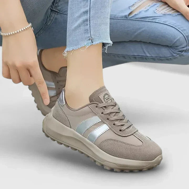 Ergonomische Damen Sneaker Aria in Grau. Bequeme Freizeitschuhe für Damen, ideal für täglichen Komfort und Stil.