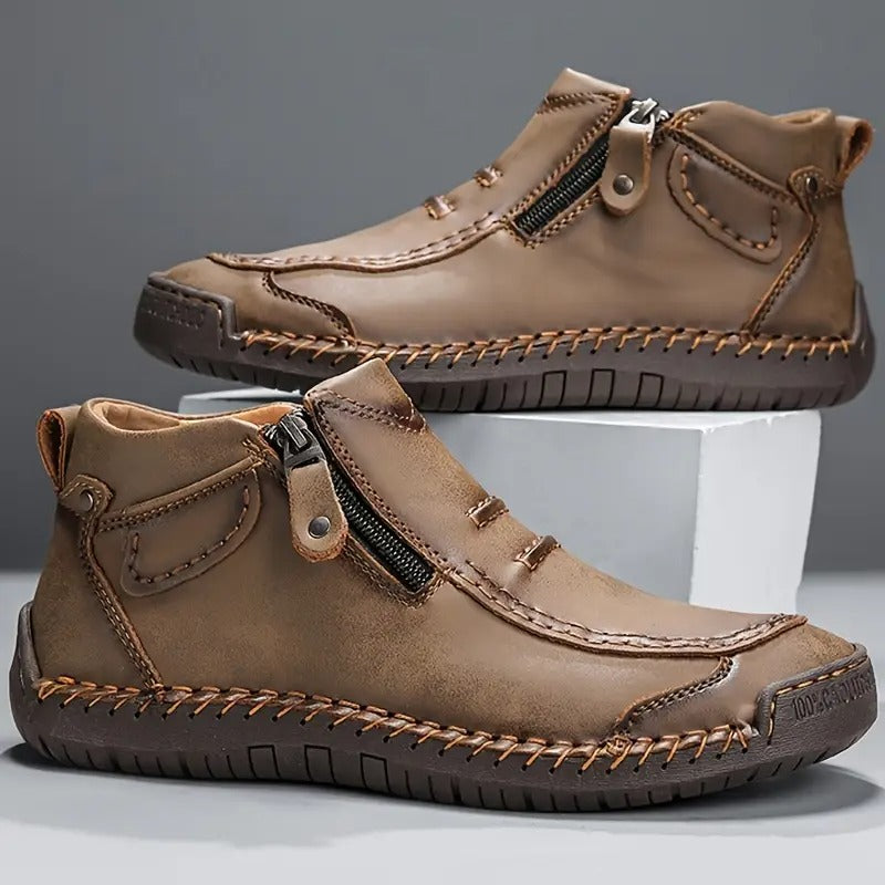 Nahaufnahme: Elegante, rutschfeste Herrenschuhe, orthopädisch geformt für maximalen Komfort und Halt.
